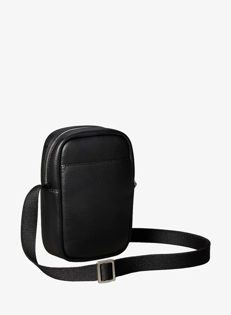 كالفن كلاين حقيبة كتف رفيعة بشعار بارز